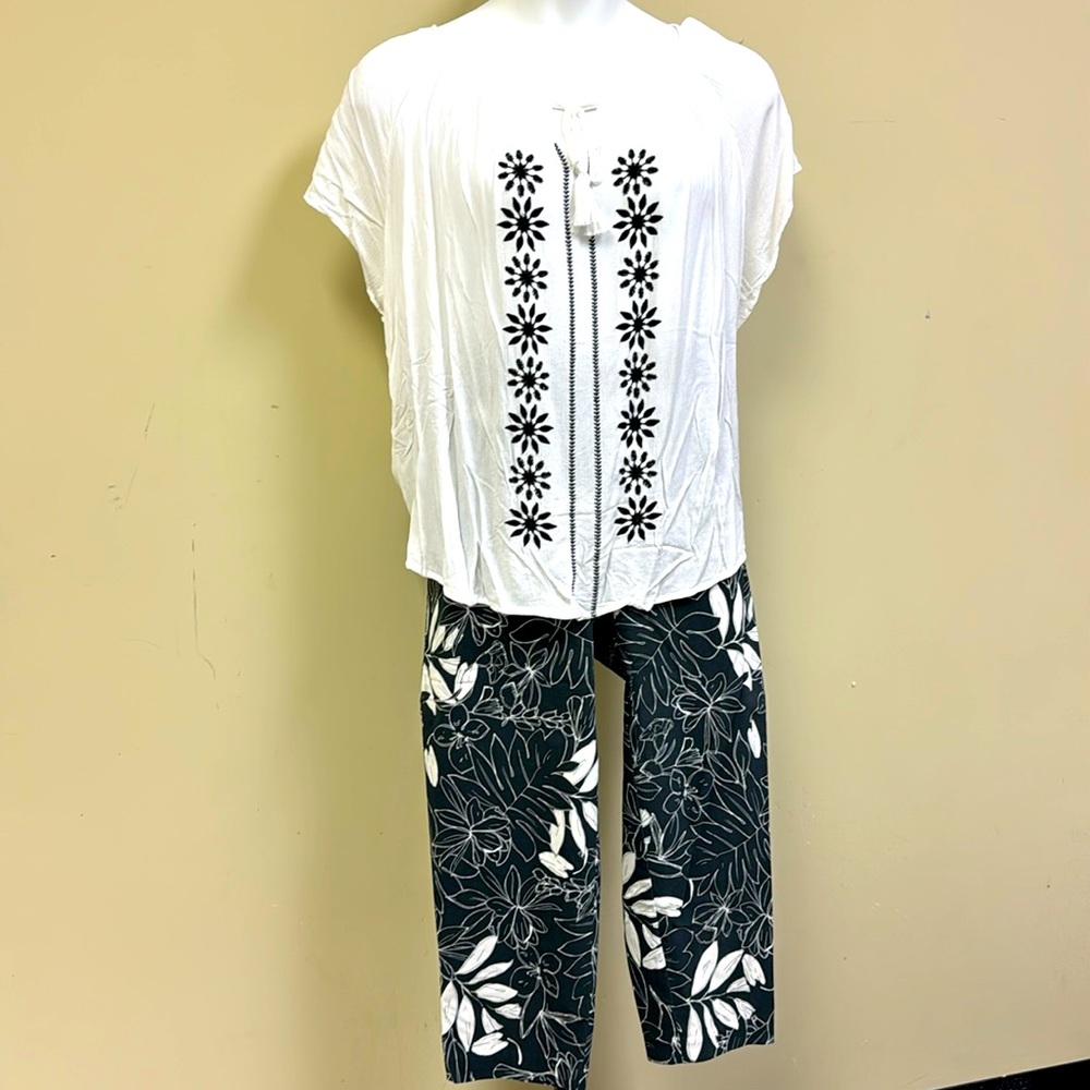Karen Kane capri pants set